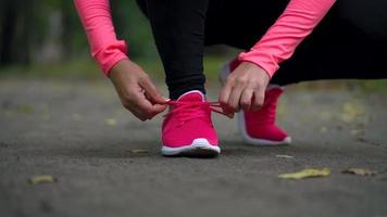 cerca arriba de mujer corriendo mediante un otoño parque a puesta de sol video