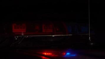 police lumières dans clignotant à nuit video