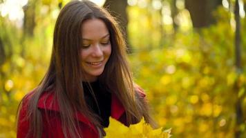 mooi meisje met een camera wandelingen door de herfst Woud en duurt afbeeldingen. weekend buiten de stad video