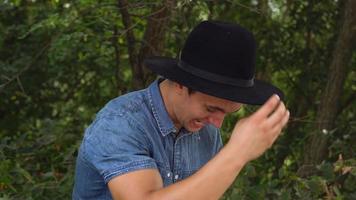retrato de joven hipster hombre en sombrero video