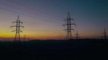 visie van de hoogte van macht lijn silhouetten tegen zonsondergang lucht video