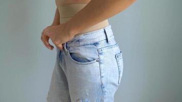 mulher dentro emagrecimento cuecas coloca jeans em topo e Verificações a resultado. conceito do aspiração para uma perfeito corpo video