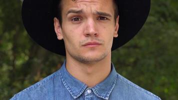 retrato de joven hipster hombre en sombrero video