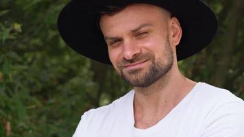 retrato de joven hipster hombre en sombrero video