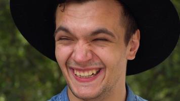 retrato de joven hipster hombre en sombrero video