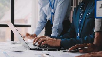 lluvia de ideas colaboración y exitoso camaradería análisis por joven negocio asiático personas trabajando en un oficina espacio de trabajo video