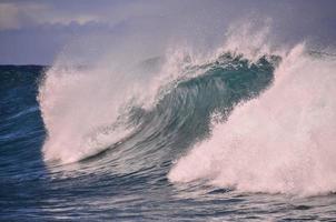 enormes olas del mar foto