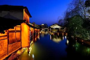 noche ver de hermosa canal en agua pueblo en del Sur China foto