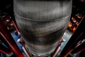 gigante grande campana en famoso templo foto