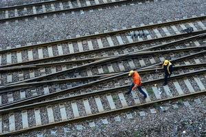 ferrocarril trabajadores en llevar a la fuerza foto