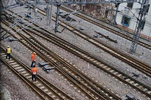 ferrocarril trabajadores en llevar a la fuerza foto