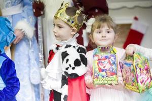 bielorrusia, el ciudad de gomil, diciembre 27, 2018. Mañana fiesta en kindergarten.ruso niños con nuevo años regalos a el matinée. foto