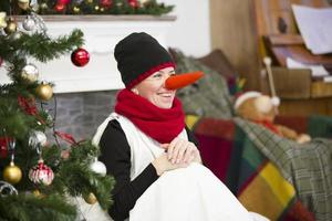 bielorrusia, el ciudad de gomel diciembre 27, 2018.. Mañana fiesta en jardín de infancia. profesor en un monigote de nieve disfraz a un Navidad para niños día festivo. foto