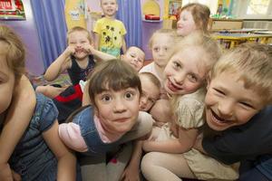alegre niños en jardín de infancia. un grupo de de seis años Niños y chicas. foto