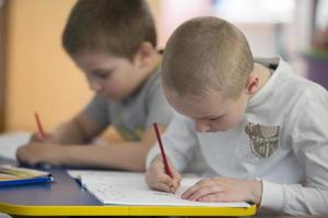 niños dibujar. preescolares son comprometido en un lección.niño con un lápiz y un álbum. foto