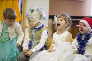 alegre niños a el Navidad carnaval. foto