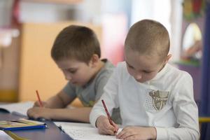 niños dibujar. preescolares son comprometido en un lección.niño con un lápiz y un álbum. foto