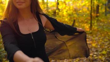 schön Mädchen hält das Hand von ihr Freund und folgt ihm durch das Gelb Herbst Wald. schleppend Bewegung video