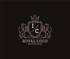 plantilla de logotipo de lujo real de león de letra ic inicial en arte vectorial para restaurante, realeza, boutique, cafetería, hotel, heráldica, joyería, moda y otras ilustraciones vectoriales. vector