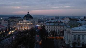 aéreo ver de el histórico centrar de lviv disparo con zumbido. hiperlapso en noche video