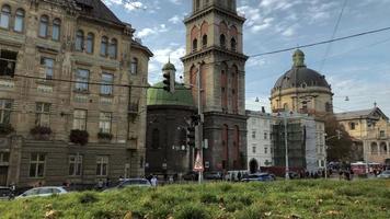 antenn se av de historisk Centrum av lviv. skytte med Drönare. hyperlaps i kväll video