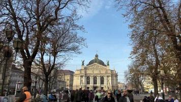 aéreo ver de el histórico centrar de lviv disparo con zumbido. hiperlapso en noche video