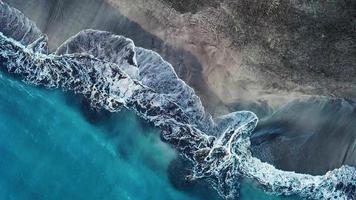 Haut vue de le désert plage sur le atlantique océan. côte de le île de tenerife. aérien drone métrage de mer vagues video