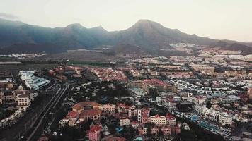 Visão a partir de a altura do a cidade do santa cruz de tenerife em a atlântico costa. tenerife, canário ilhas, Espanha video