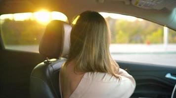 kvinna hand fastsättning bil säkerhet sittplats bälte medan Sammanträde inuti av fordon innan körning video