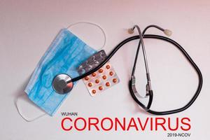 novela coronavirus enfermedad 2019-ncov escrito. muchos pastillas y estetoscopio. foto