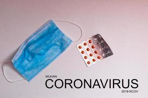 novela coronavirus enfermedad 2019-ncov escrito. muchos pastillas y estetoscopio. foto