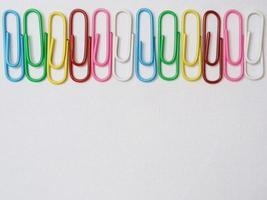linda y colorido clips de papel aislado en blanco antecedentes. papelería foto ilustración