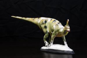 el tsintaosaurus dinosaurio en el oscuro foto