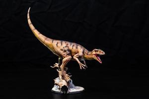 el velociraptor dinosaurio en el oscuro foto