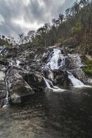 khlong nam lai cascada, hermosa cascadas en klong lan nacional parque de Tailandia foto