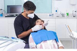dentista comprobación dientes de adolescente paciente foto