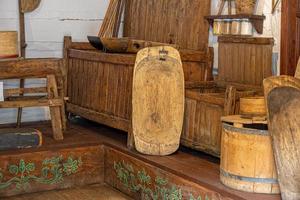 antiguo de madera etnográfico artículos desde un granja en un de madera choza en un aire libre museo foto