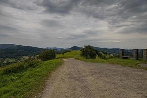 verano paisaje con polaco montañas en un nublado día foto