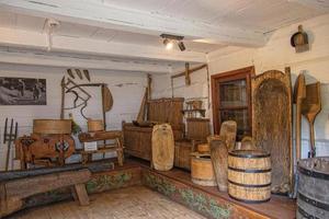 antiguo de madera etnográfico artículos desde un granja en un de madera choza en un aire libre museo foto