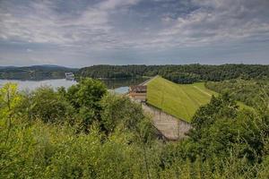 paisaje de el laguna a el represa en dobczyce en Polonia en un calentar verano nublado día foto