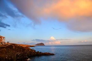 puesta de sol sobre el mar foto