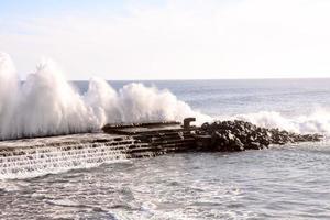 enormes olas del mar foto