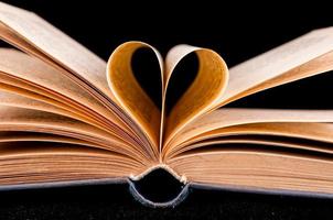 el paginas de un libro, en el forma de un corazón foto