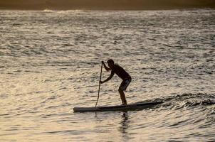 el silueta de un hombre en contra el antecedentes de el mar foto