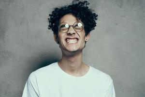 hombre con lentes Rizado pelo blanco camiseta estudio emoción foto