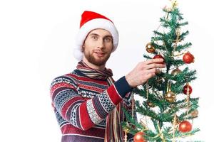 alegre hombre en nuevo años ropa decoración Navidad estudio posando foto