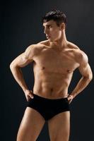 masculino atleta oscuro cobarde musculoso cuerpo estudio oscuro antecedentes foto