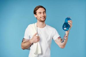 alegre deportivo hombre en blanco camiseta agua botella energía azul antecedentes foto