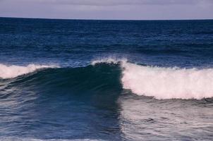 enormes olas del mar foto