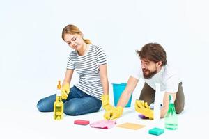 hombre y mujer detergente estilo de vida limpieza trabajo en equipo foto